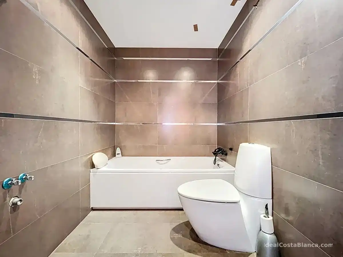Bany de Apartament en venda en Pueblo - Urbanizaciones