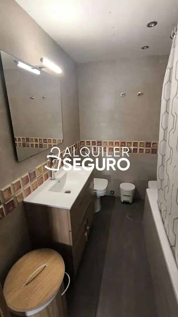 Baño de Piso de alquiler en Sevilla con Terraza y Amueblado