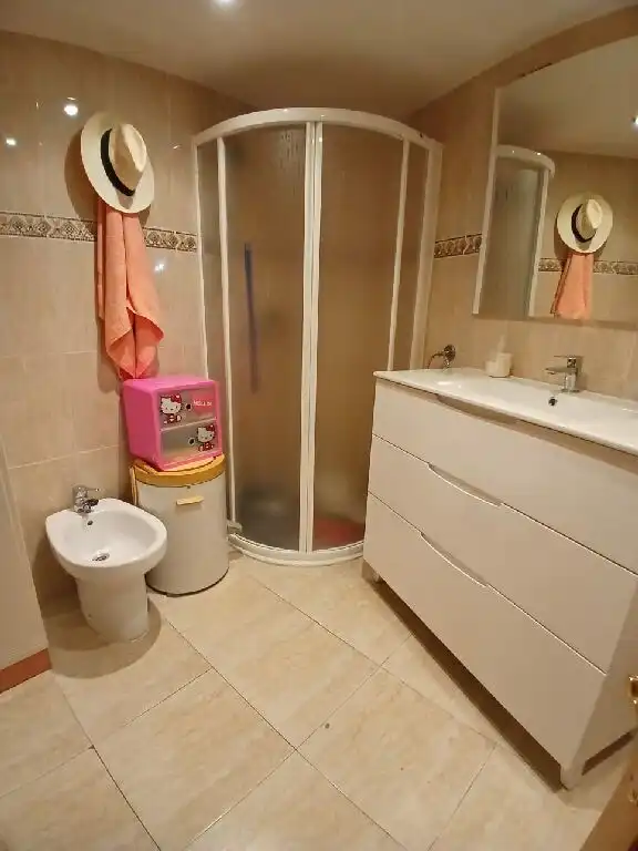 Badezimmer von Geschaftsraum zum Verkauf in Alberite mit Möbliert