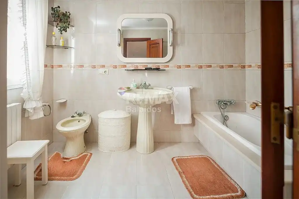 Bany de Casa o xalet en venda en A Pobra do Caramiñal amb Calefacció, Jardí privat i Parquet