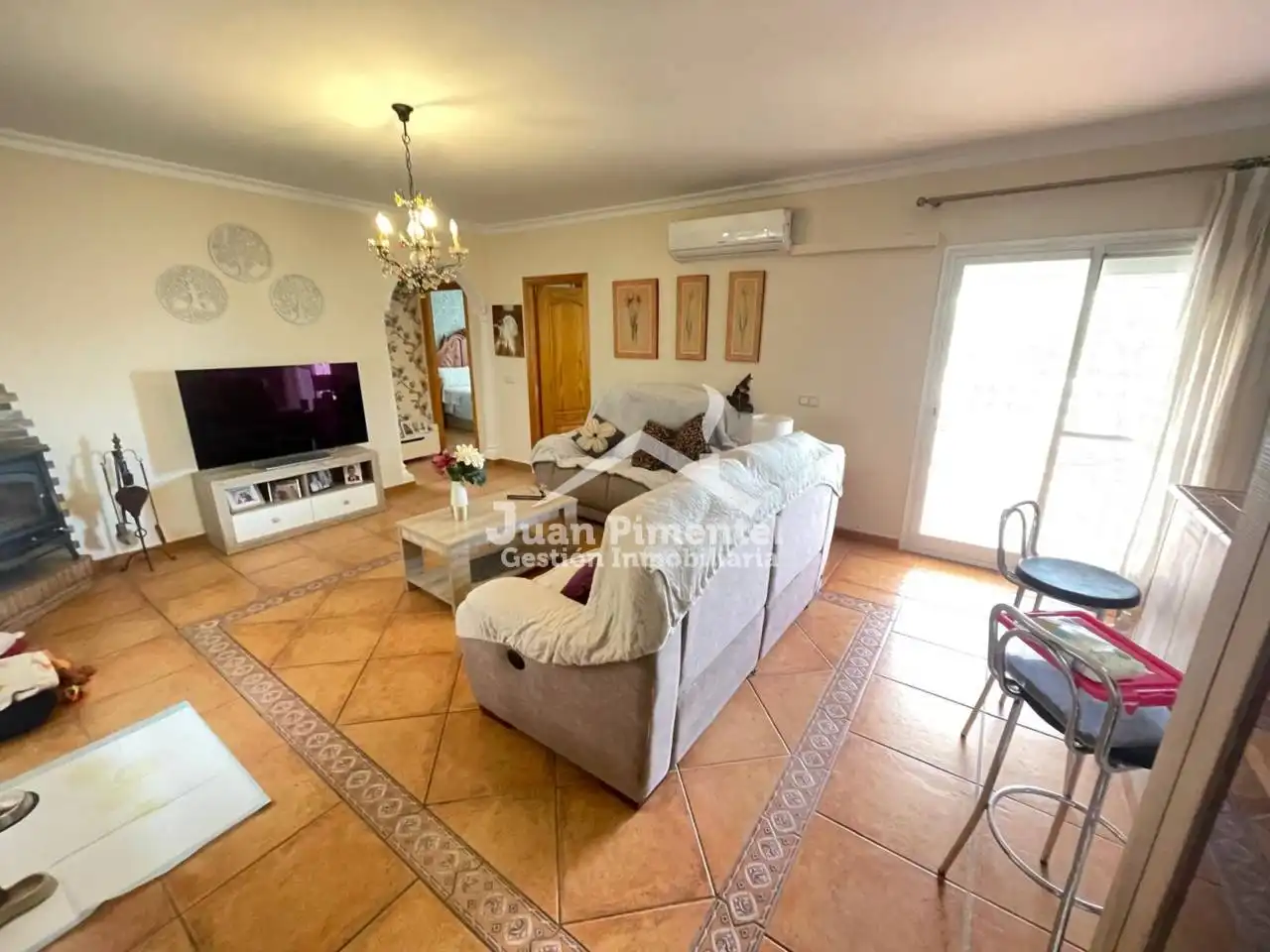 Sala d'estar de Finca rústica en venda en Estepona amb Aire condicionat, Jardí privat i Terrassa