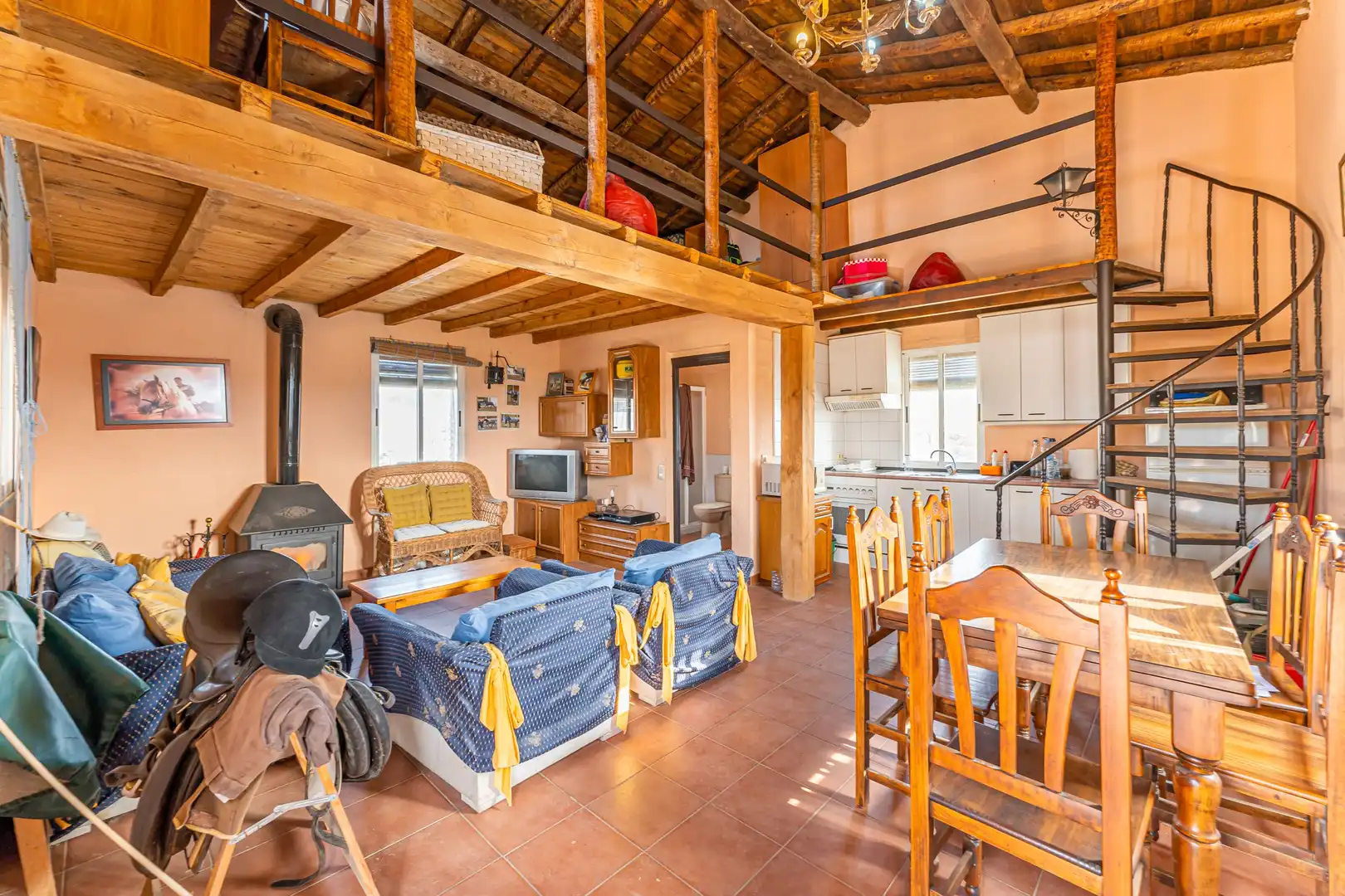 Wohnzimmer von Country house zum Verkauf in Toledo mit Privatgarten, Terrasse und Abstellraum