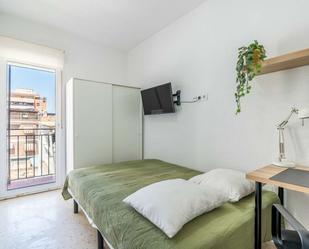 Dormitori de Pis per a compartir en  Granada Capital amb Terrassa