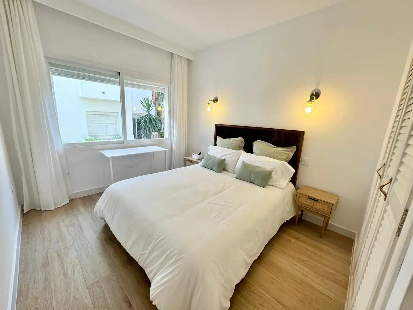 Schlafzimmer von Erdgeschoss zur Miete in Estepona mit Klimaanlage, Terrasse und Schwimmbad