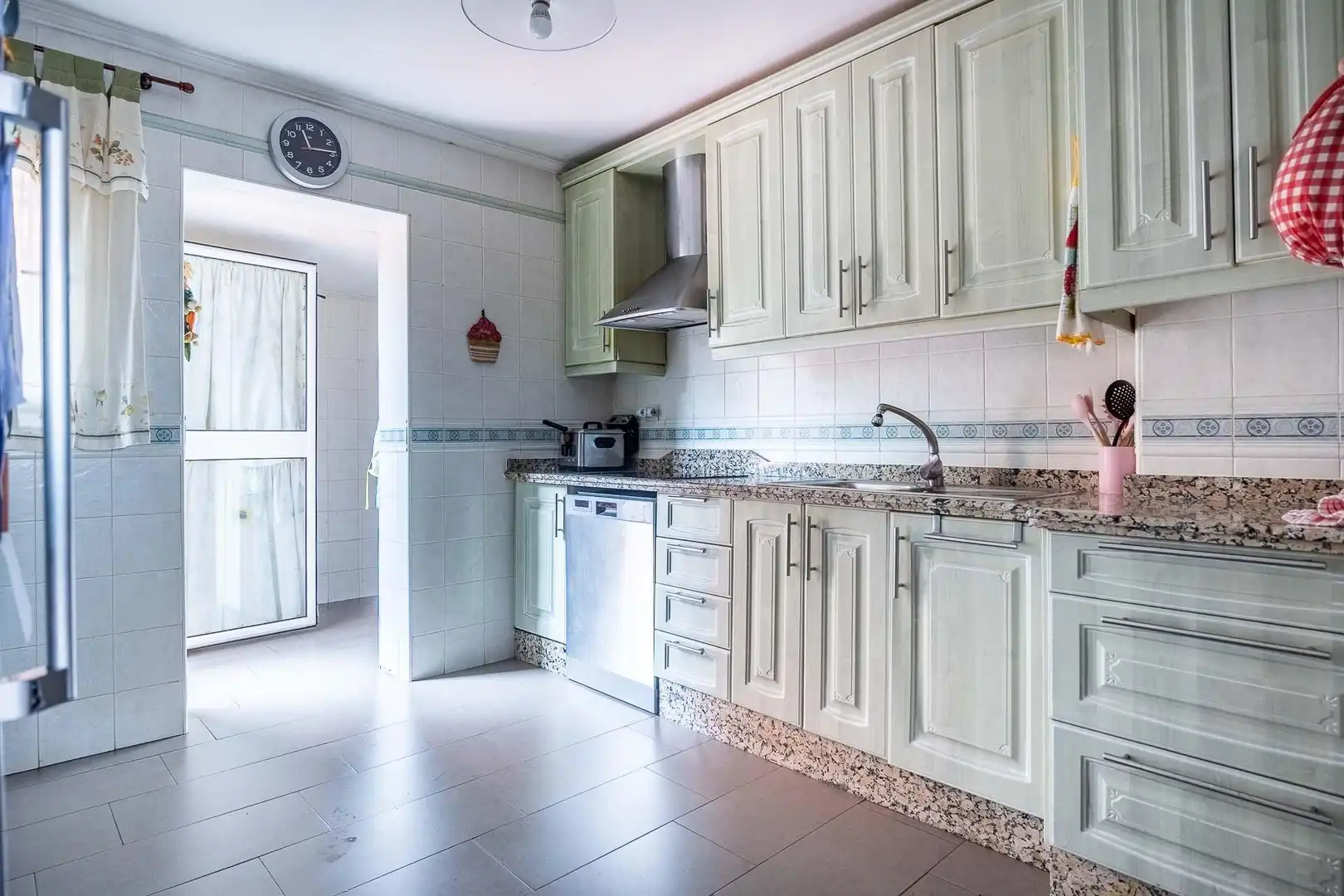 Cuina de Casa adosada en venda en Dos Hermanas amb Aire condicionat, Jardí privat i Piscina comunitària