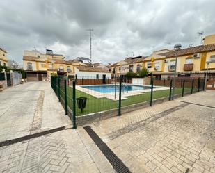 Vista exterior de Casa o xalet en venda en Dos Hermanas amb Aire condicionat, Calefacció i Piscina comunitària