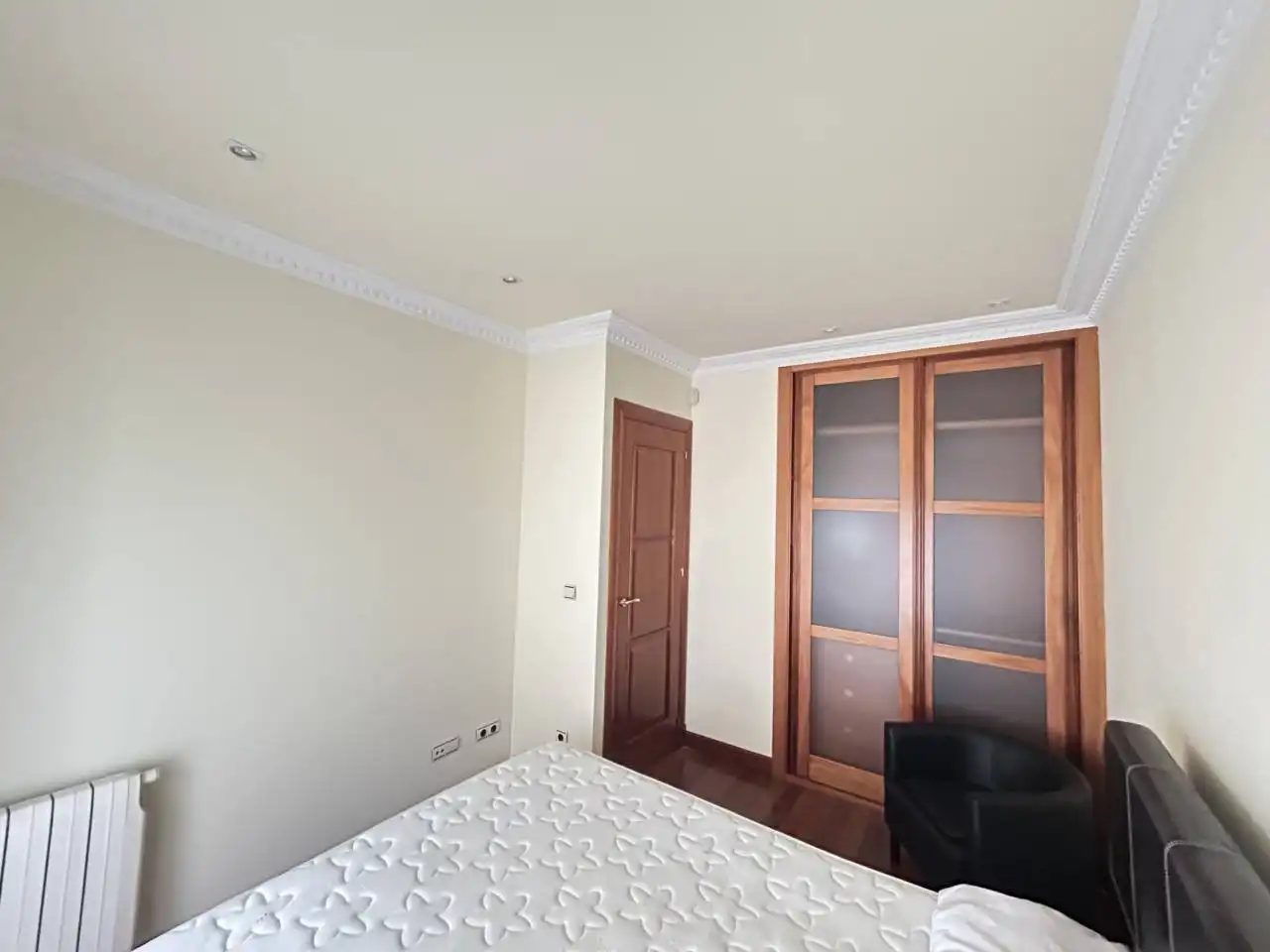 Dormitori de Apartament en venda en Oviedo  amb Calefacció, Parquet i Moblat