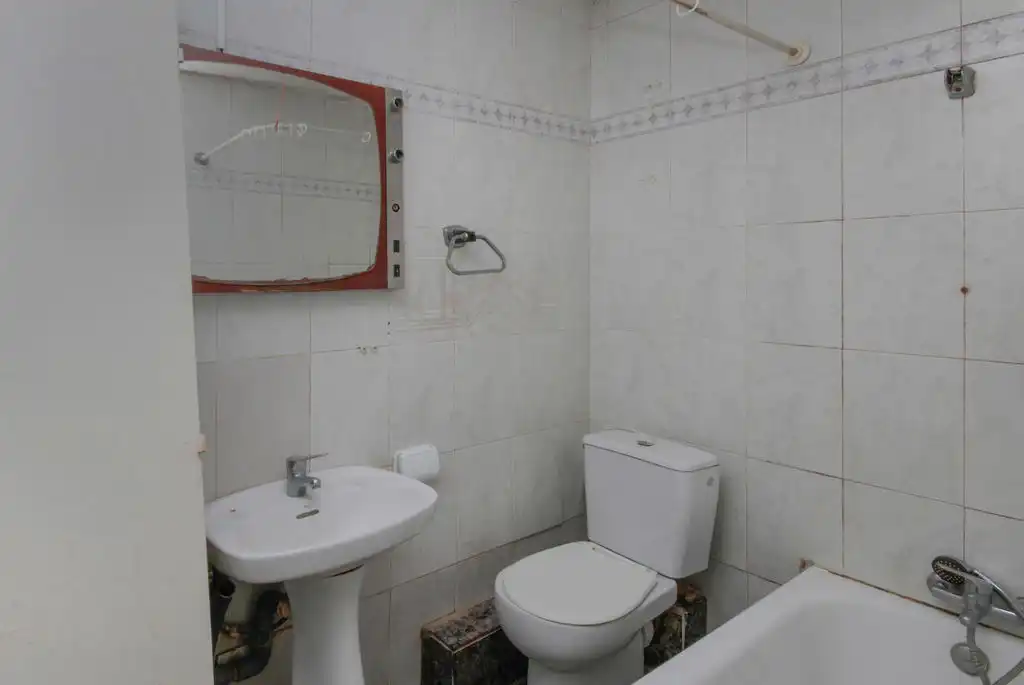 Bathroom of Flat for sale in Barcelona