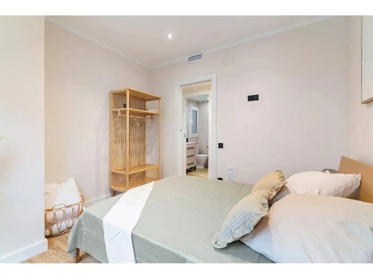 Bedroom of Flat for sale in Barcelona  with Air Conditioner, Heating and Balcony