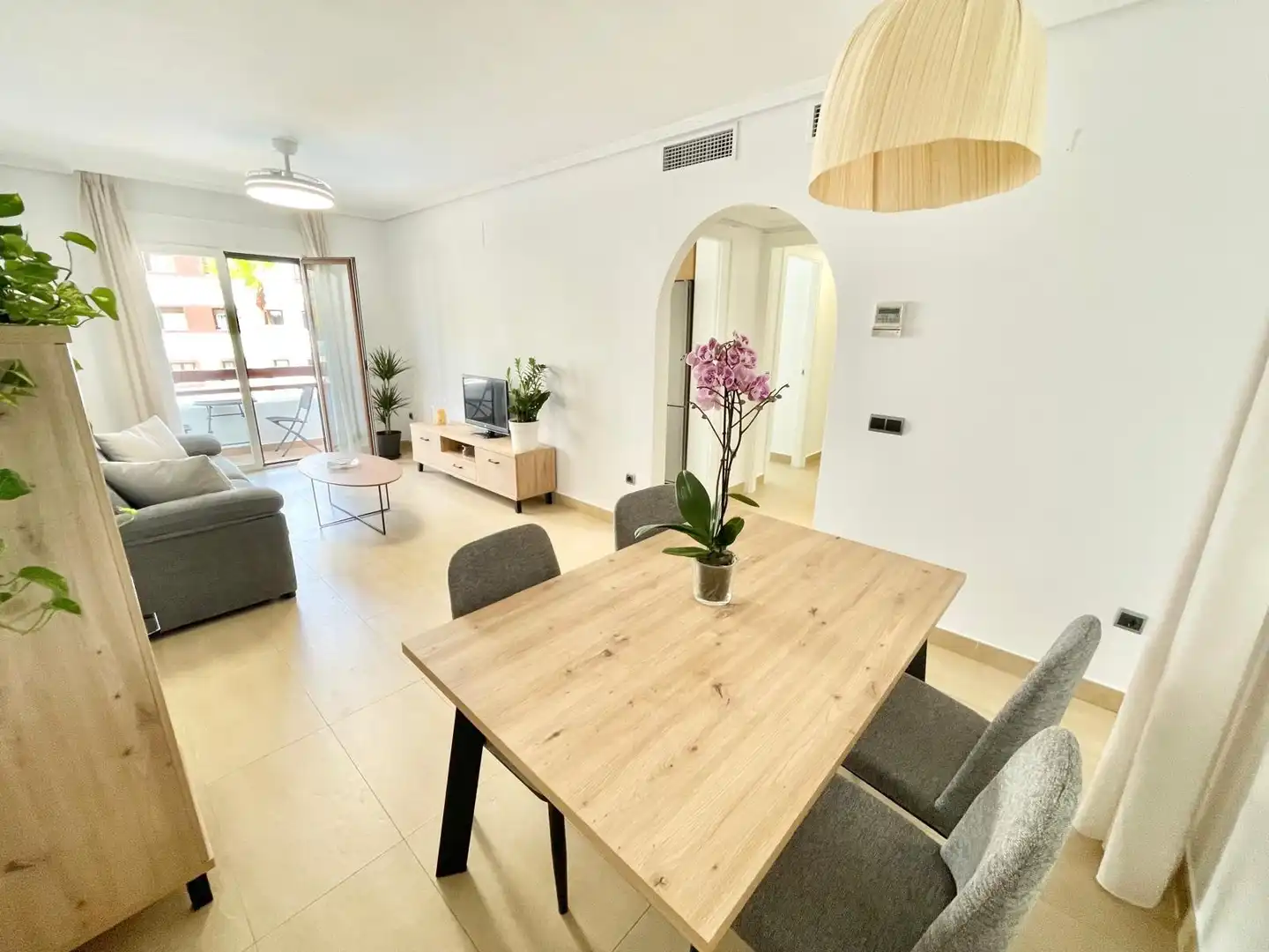 Sala d'estar de Apartament de lloguer en Los Alcázares amb Aire condicionat, Piscina i Moblat