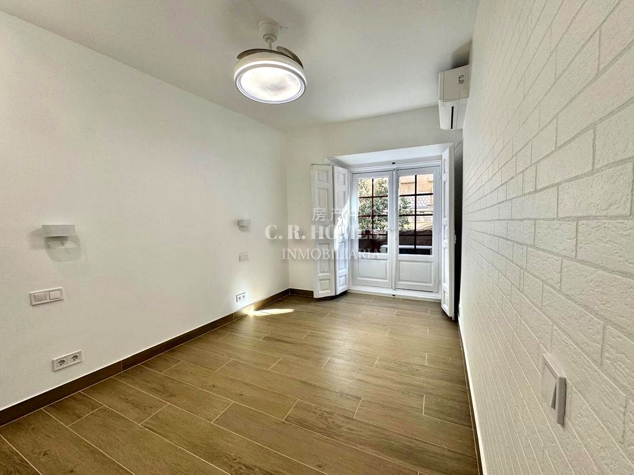 Bedroom of Flat for sale in  Madrid Capital  with Air Conditioner, Heating and Balcony