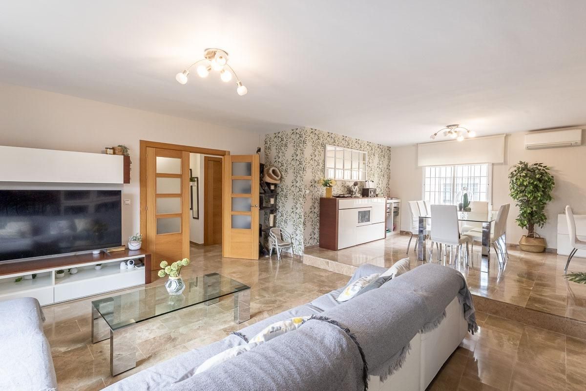 Living room of Single-family semi-detached for sale in Churriana de la Vega  with Air Conditioner, Heating and Private garden