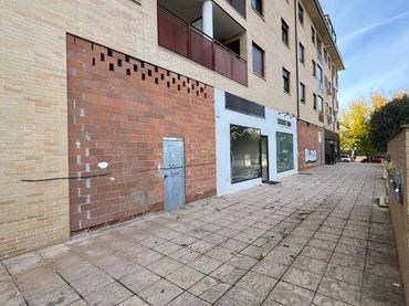 Locale commerciale in affitto a Calle de Julio Valdeón