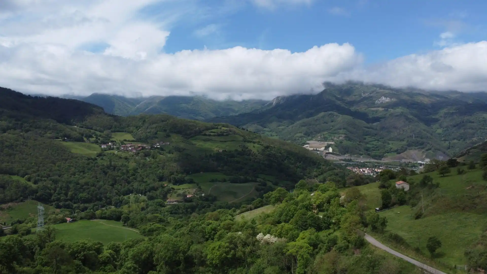 Vista exterior de Casa o xalet en venda en Lena amb Calefacció, Terrassa i Traster