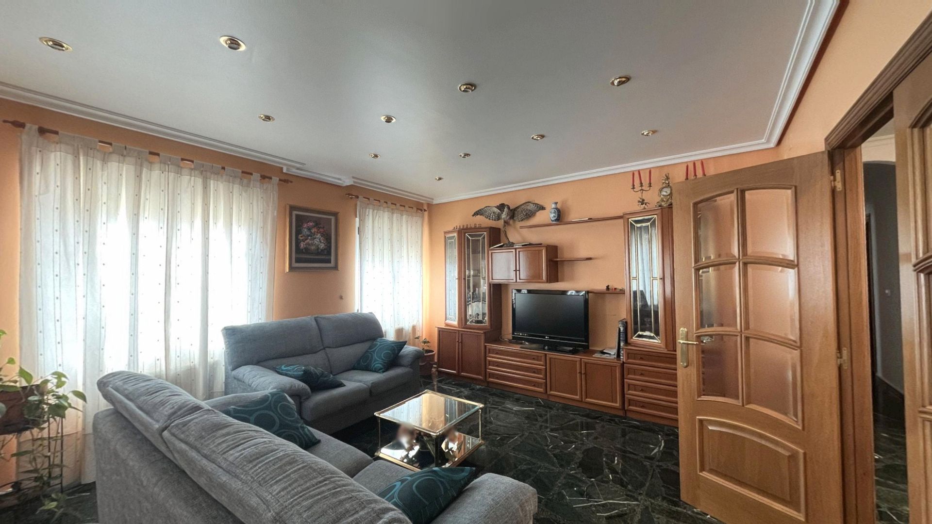 Sala d'estar de Casa adosada en venda en Utiel amb Calefacció, Terrassa i Traster