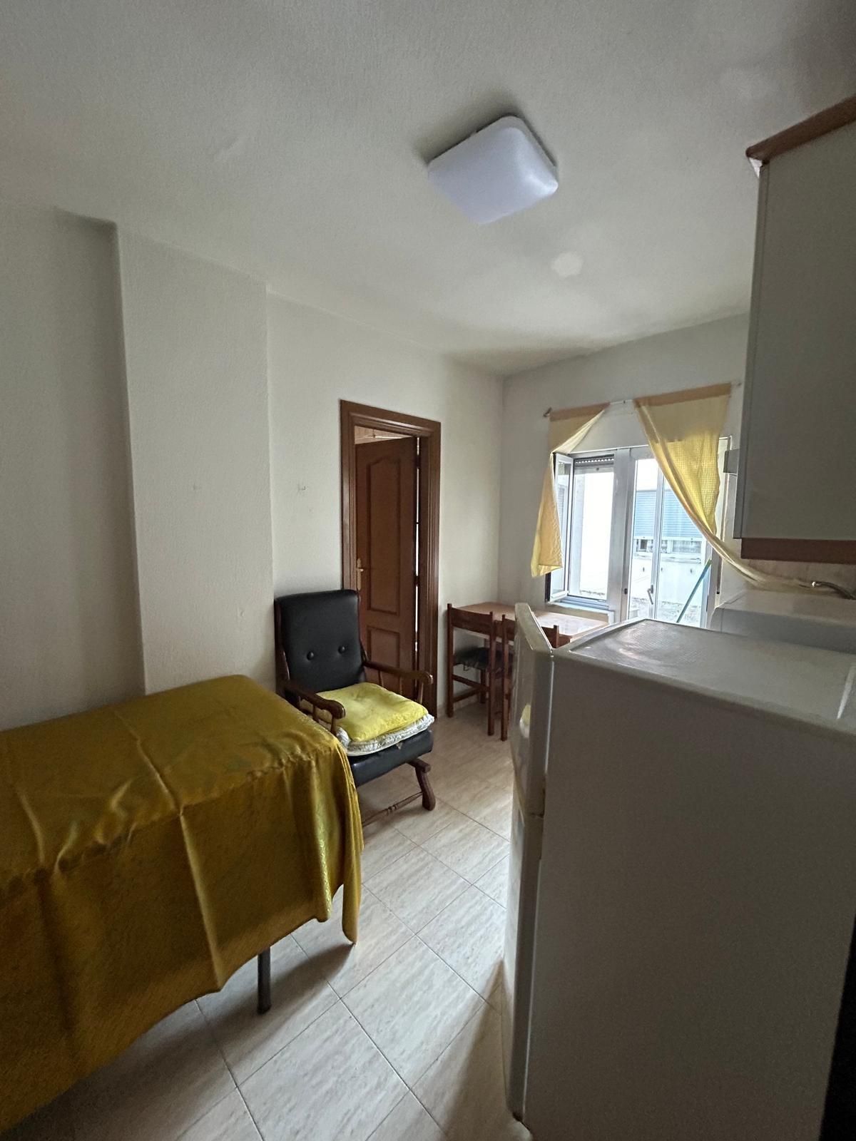 Study to rent in Salesas