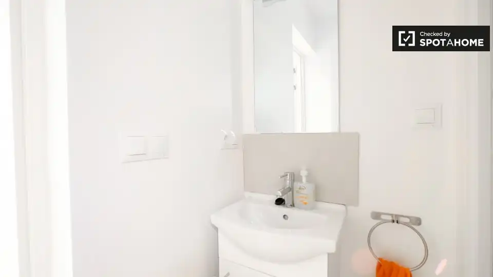 Bathroom of Flat for rent in Burjassot  with Air Conditioner, Heating and Furnished