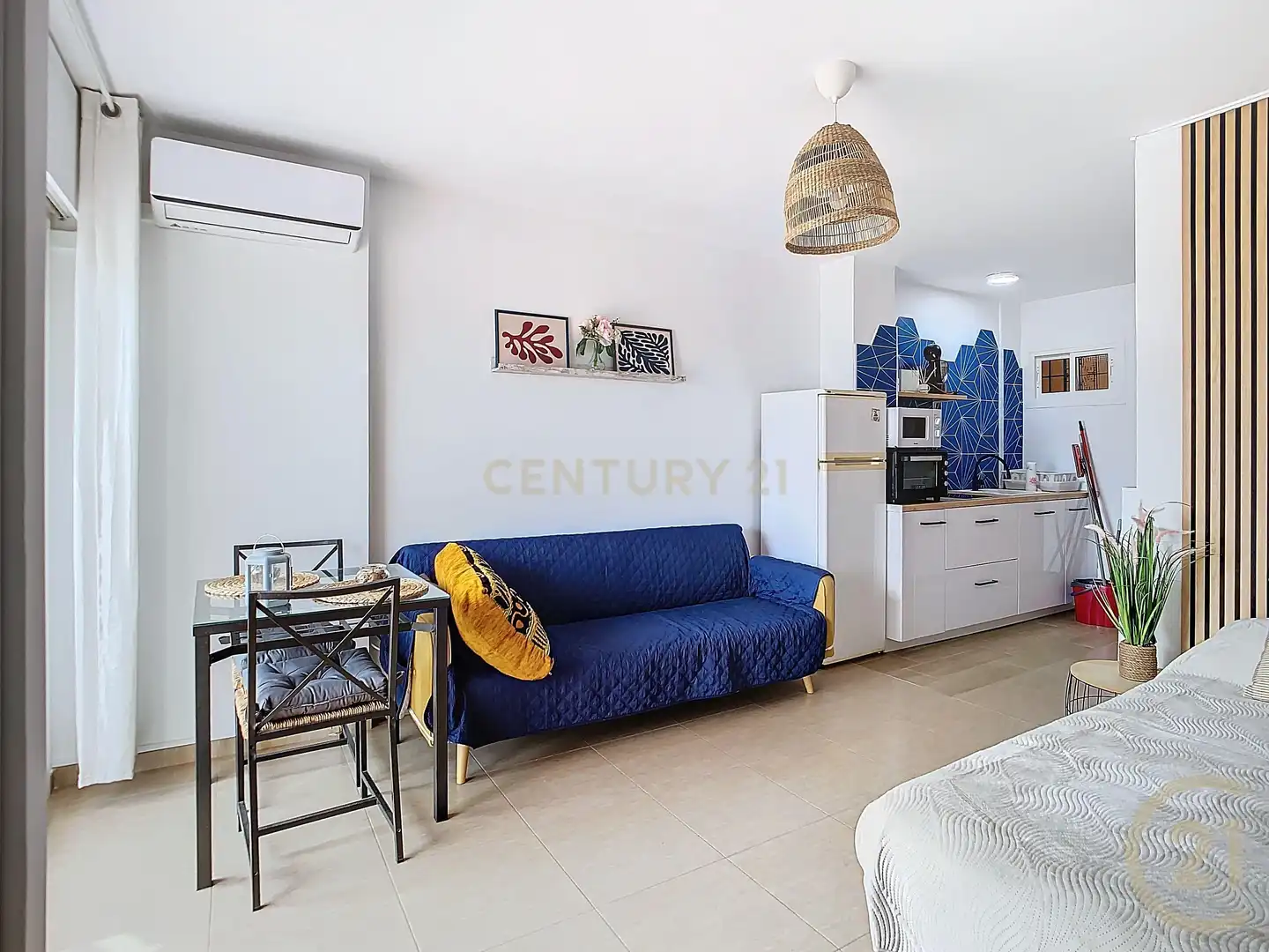 Sala de estar de Apartamento de alquiler en Benalmádena con Aire acondicionado, Jardín privado y Amueblado