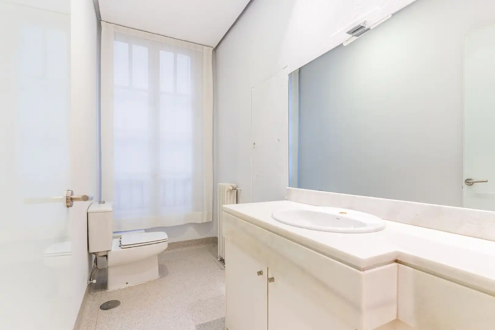 Badezimmer von Wohnung zum Verkauf in Madrid mit Klimaanlage, Heizung und Abstellraum