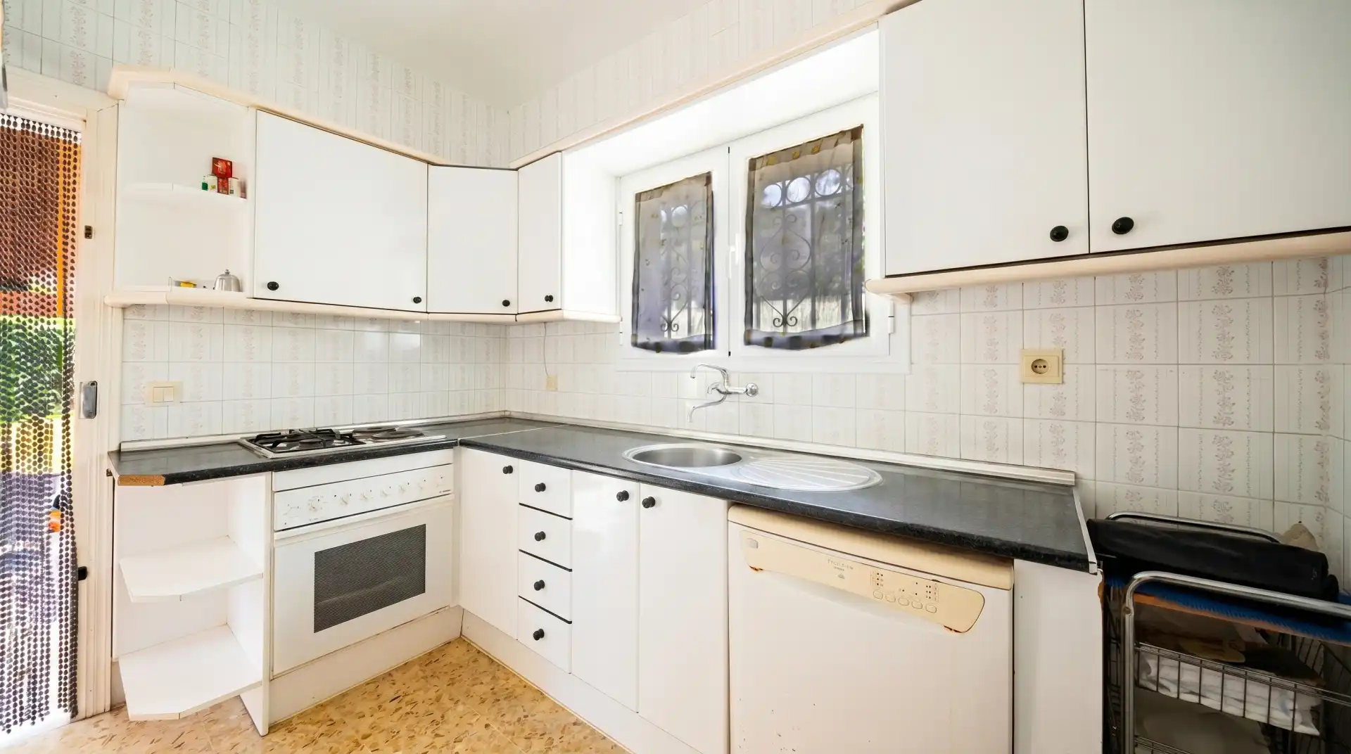 Cuina de Casa o xalet en venda en Manilva amb Aire condicionat i Terrassa