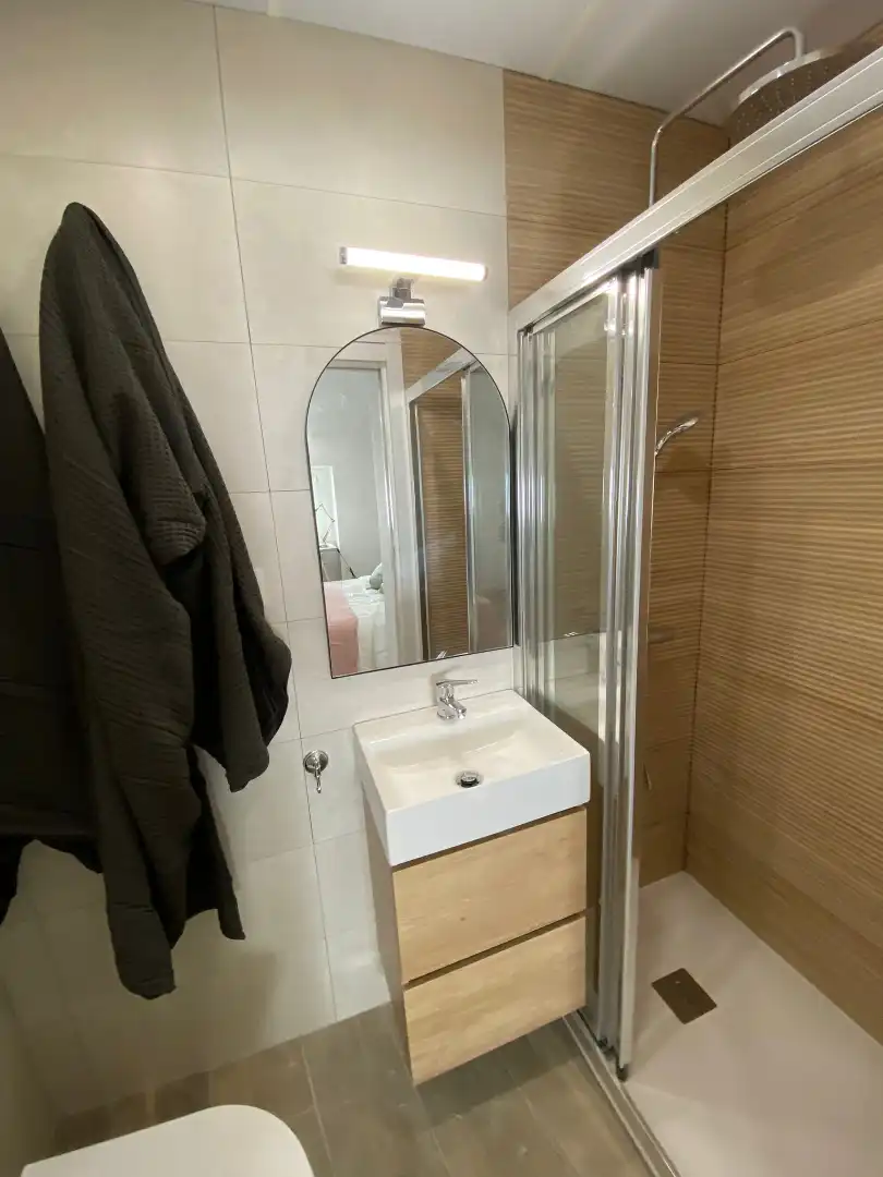 Bathroom of Flat for share in Madrid  with Air Conditioner, Furnished and Oven