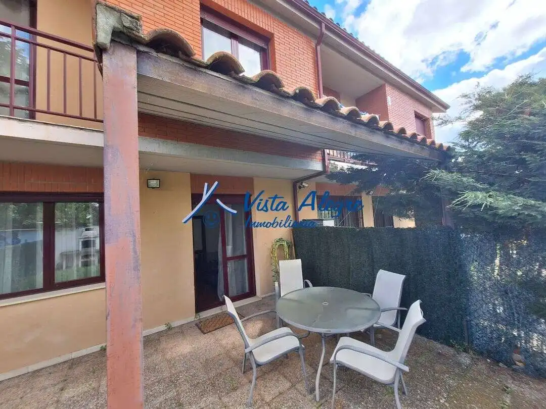 Außenansicht von Einfamilien-Reihenhaus zum Verkauf in Santo Domingo de la Calzada mit Heizung, Privatgarten und Terrasse