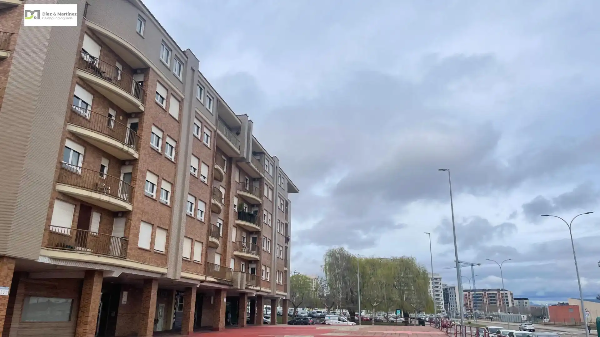 Vista exterior de Pis de lloguer en León Capital  amb Parquet i Traster