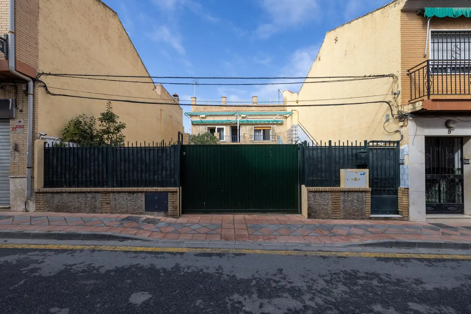 Vista exterior de Casa o xalet en venda en Armilla amb Aire condicionat, Traster i Balcó