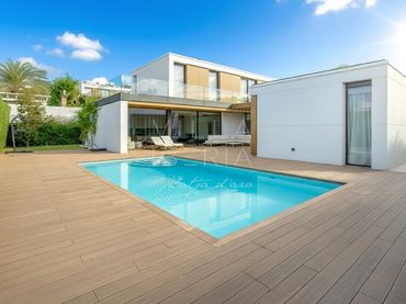 Casa con piscina en venta en Calle Corrons 18