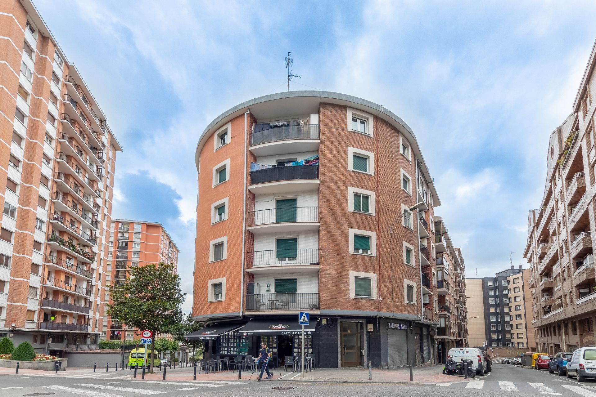Vista exterior de Piso en venta en Basauri  con Calefacción y Terraza
