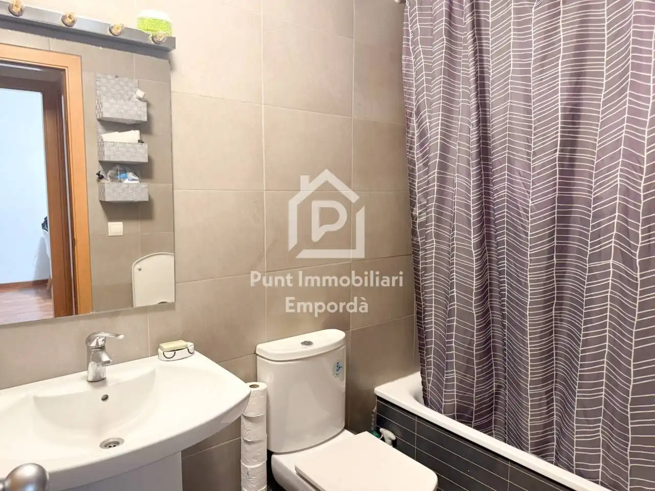 Baño de Piso en venta en Figueres con Calefacción, Terraza y Amueblado