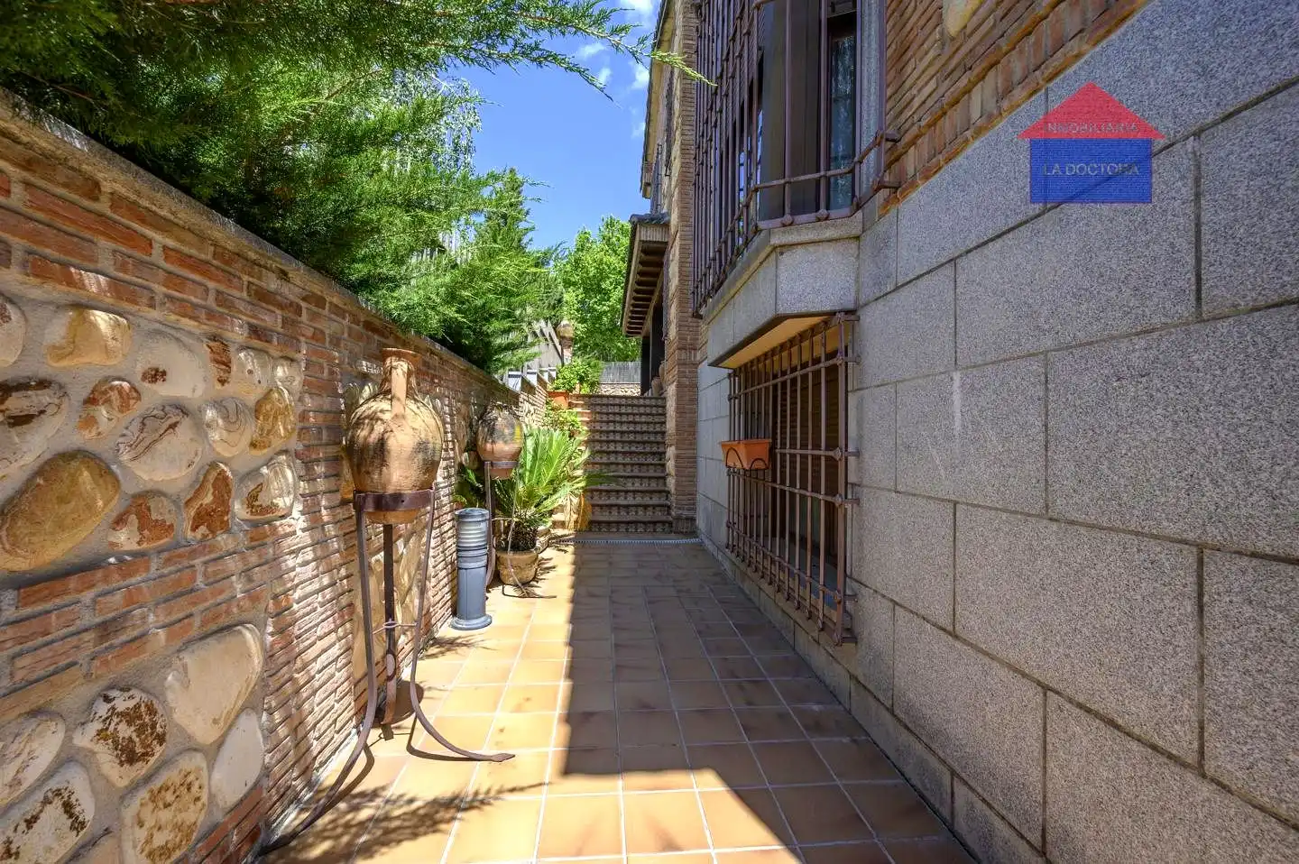 Vista exterior de Casa adosada en venda en Navalcarnero amb Aire condicionat, Calefacció i Jardí privat