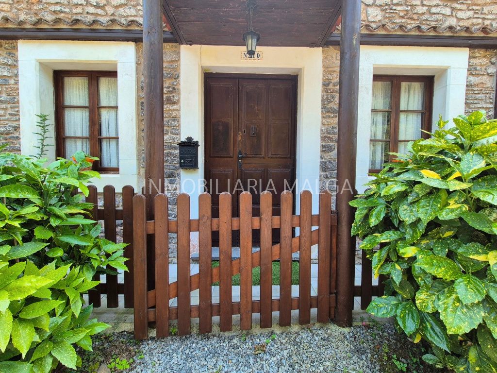 Vista exterior de Casa o xalet en venda en Colunga amb Calefacció, Terrassa i Moblat