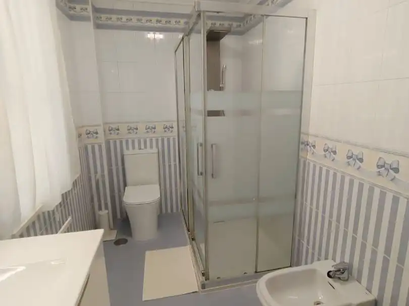Bany de Pis de lloguer en Carballo amb Moblat, Forn i Rentadora