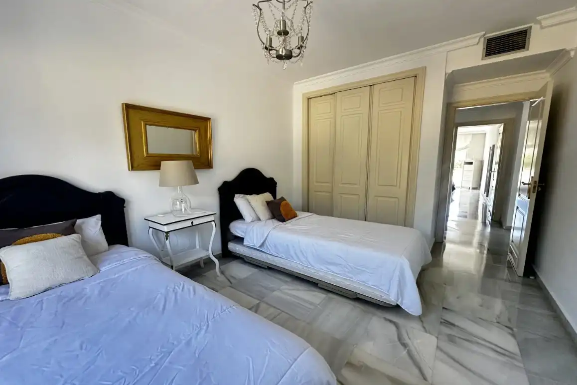 Schlafzimmer von Wohnungen zum Verkauf in Marbella mit Klimaanlage, Privatgarten und Terrasse