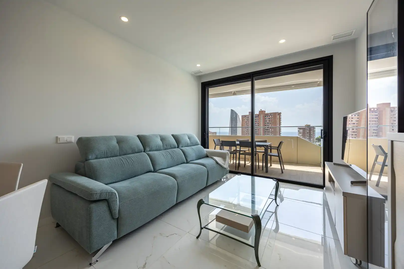 Sala de estar de Apartamento en venta en Benidorm con Trastero, Piscina y Amueblado