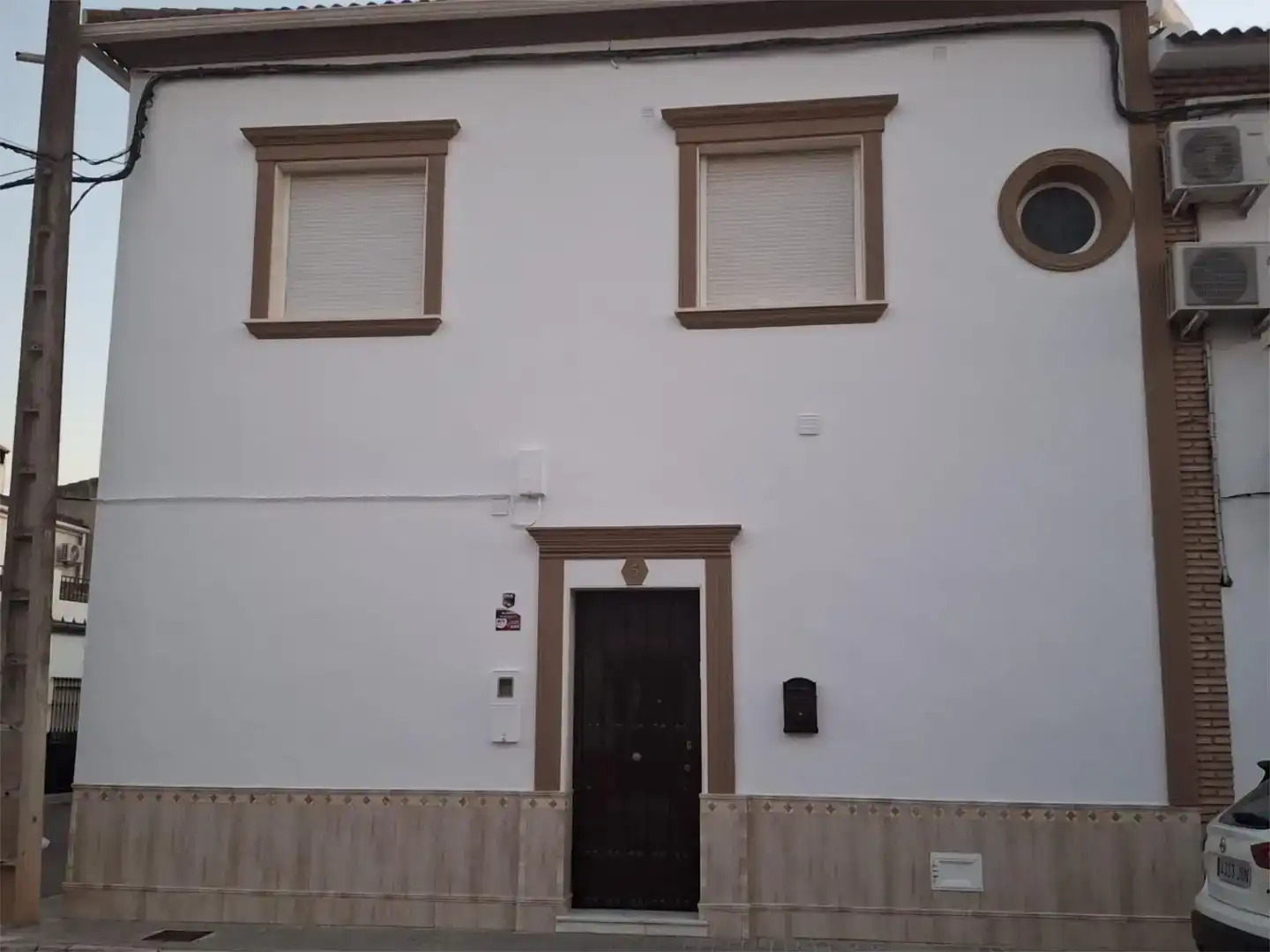 Vista exterior de Casa adosada en venda en La Luisiana amb Aire condicionat i Balcó