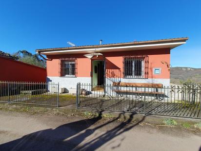 Vista exterior de Casa o xalet en venda en Grado amb Calefacció, Terrassa i Traster