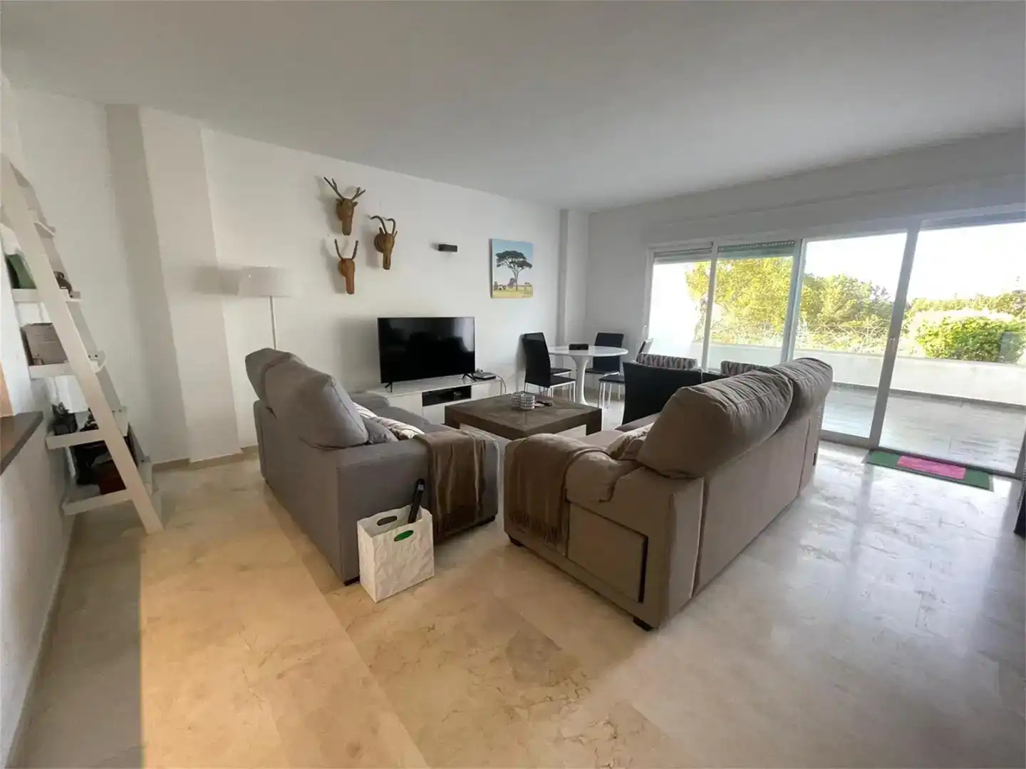 Sala de estar de Dúplex en venta en Santa Eulària des Riu con Aire acondicionado, Piscina y Amueblado