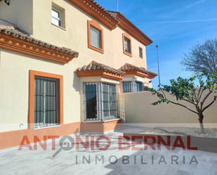 Exterior view of Single-family semi-detached for sale in Jerez de la Frontera  with Air Conditioner and Community pool