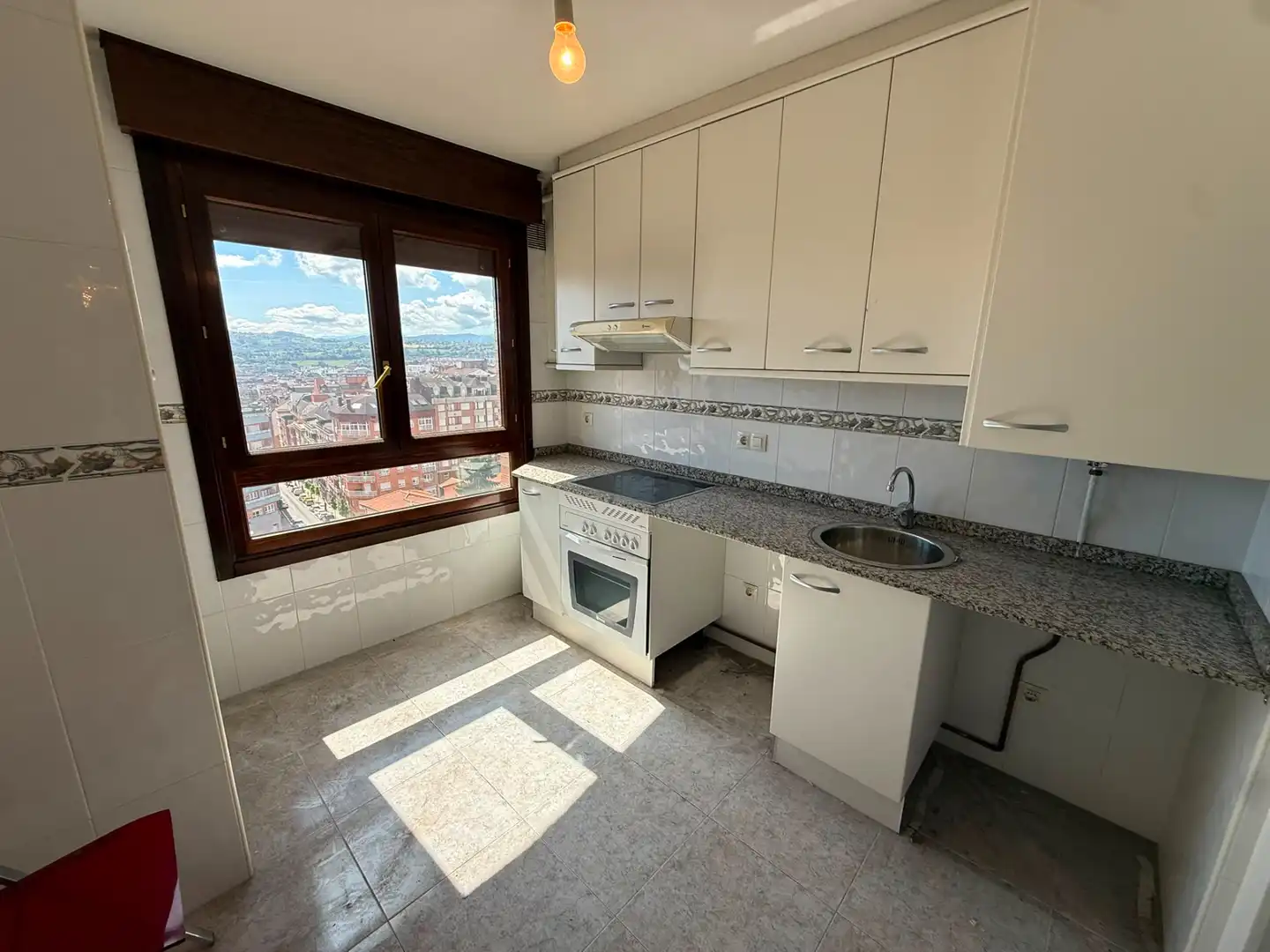 Cocina de Piso en venta en Oviedo  con Calefacción y Trastero
