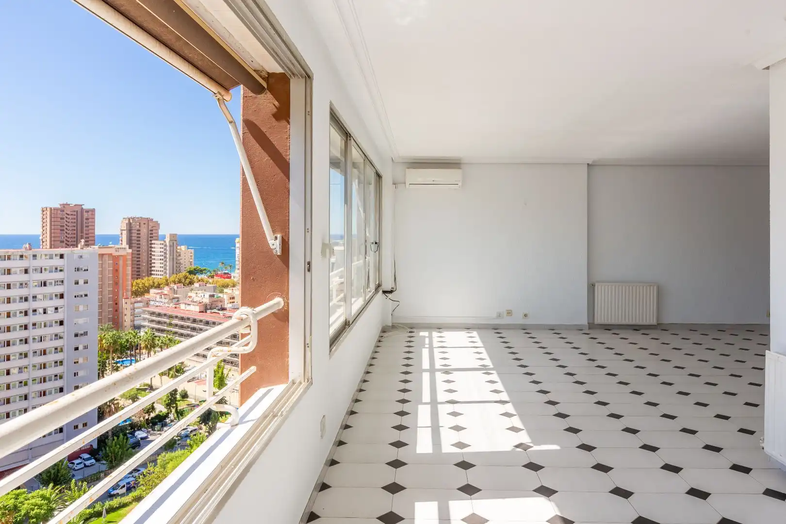 Habitación de Piso en venta en Benidorm con Aire acondicionado, Calefacción y Piscina comunitaria