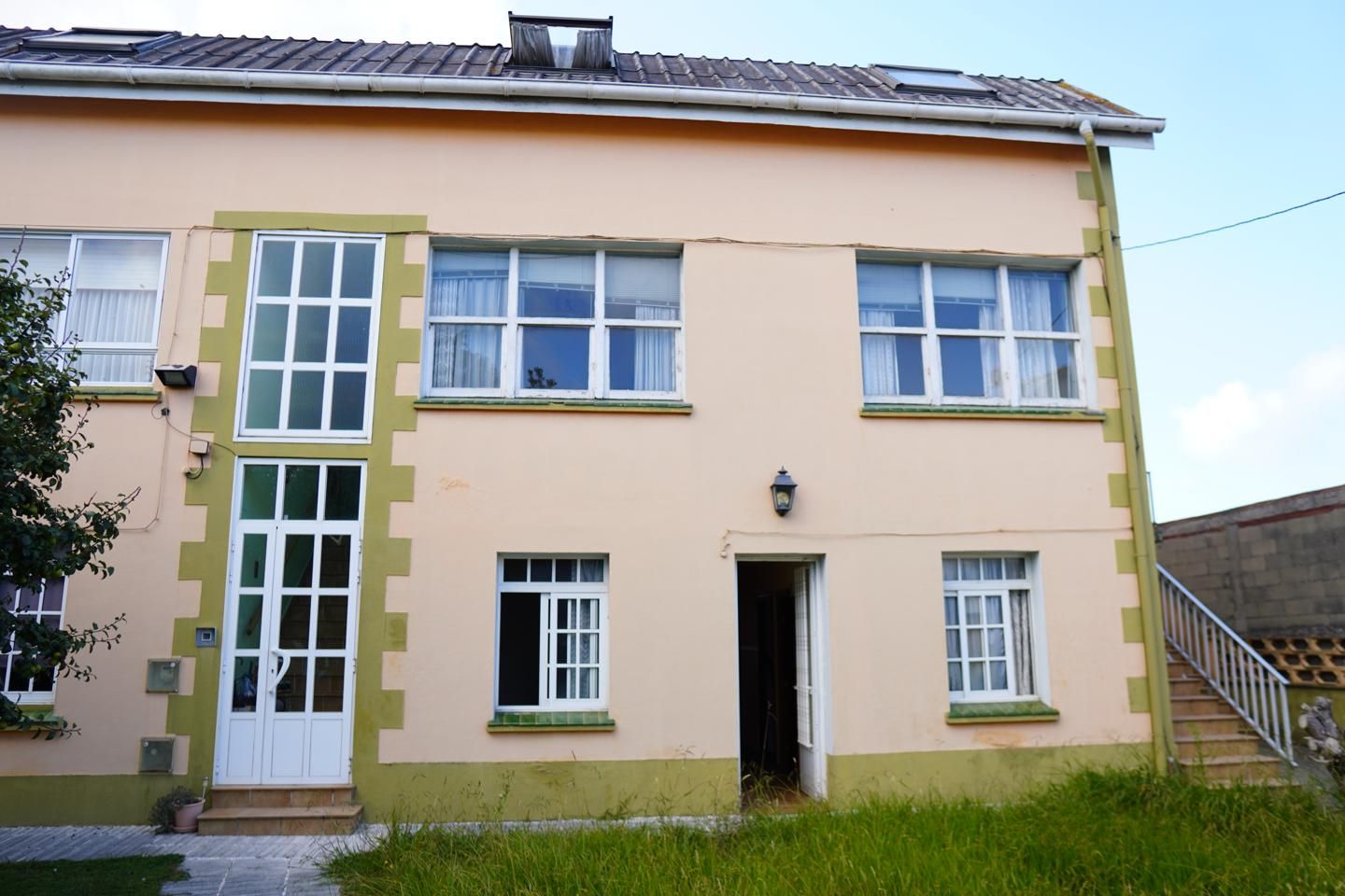 Exterior view of Building for sale in Oleiros