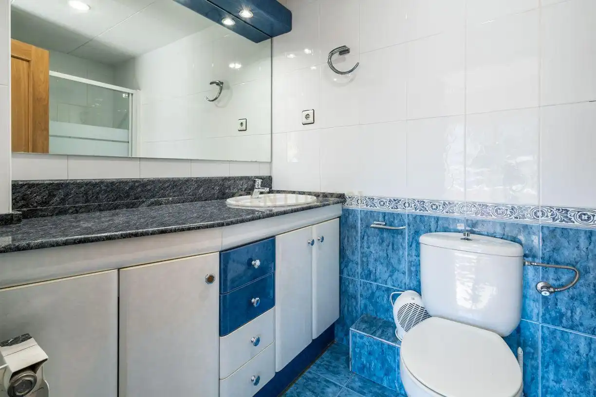 Bany de Apartament en venda en Sant Vicenç Dels Horts amb Aire condicionat i Balcó