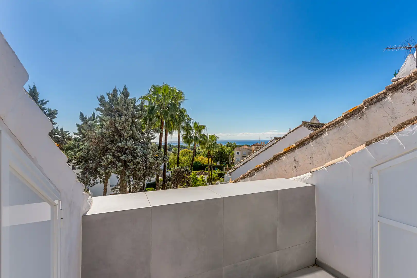 Vista exterior de Casa adosada en venda en Marbella amb Aire condicionat, Terrassa i Piscina