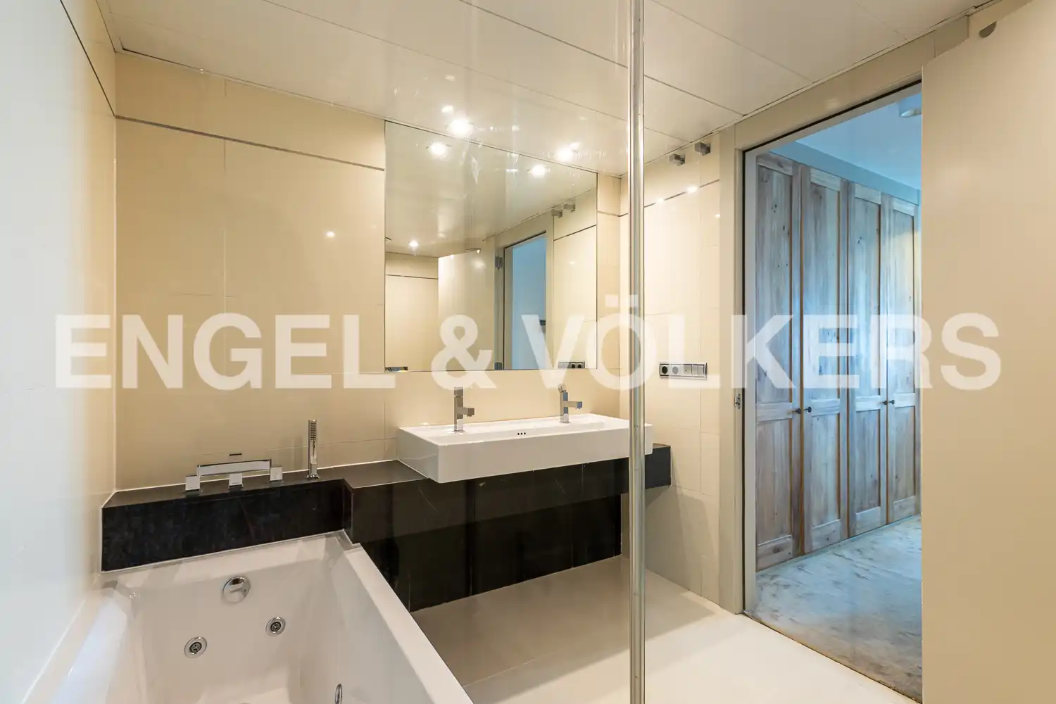 Baño de Ático de alquiler en Barcelona con Aire acondicionado, Calefacción y Parquet