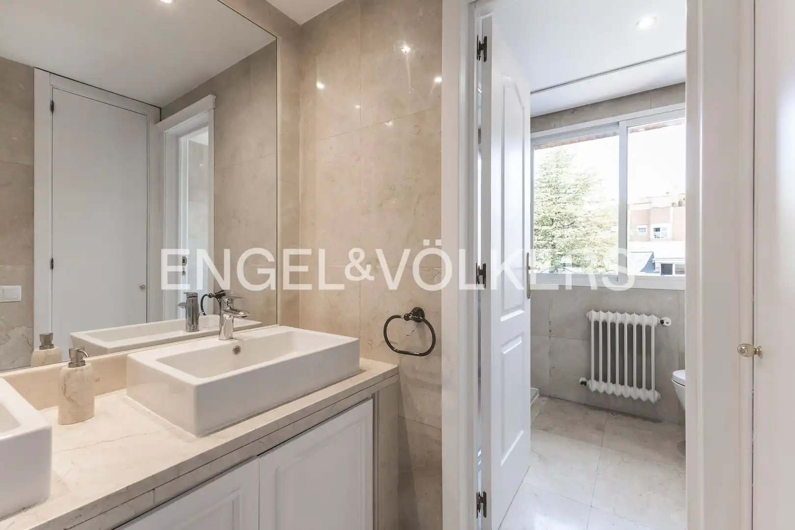 Baño de Casa o chalet de alquiler en Madrid con Calefacción, Jardín privado y Terraza
