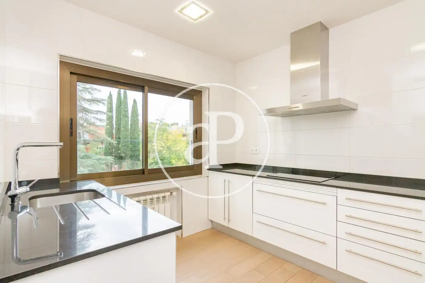 Cocina de Piso de alquiler en Madrid con Aire acondicionado, Calefacción y Jardín privado