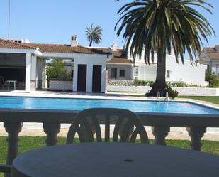 Piscina de Casa adosada en venda en Deltebre