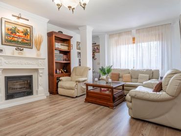 Chalet con balcón en venta en Pinos Genil